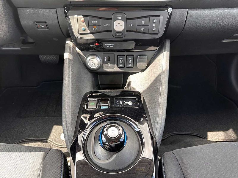 Nissan Leaf Acenta 40kWh Navi Sitzh. Carplay Temp 360
